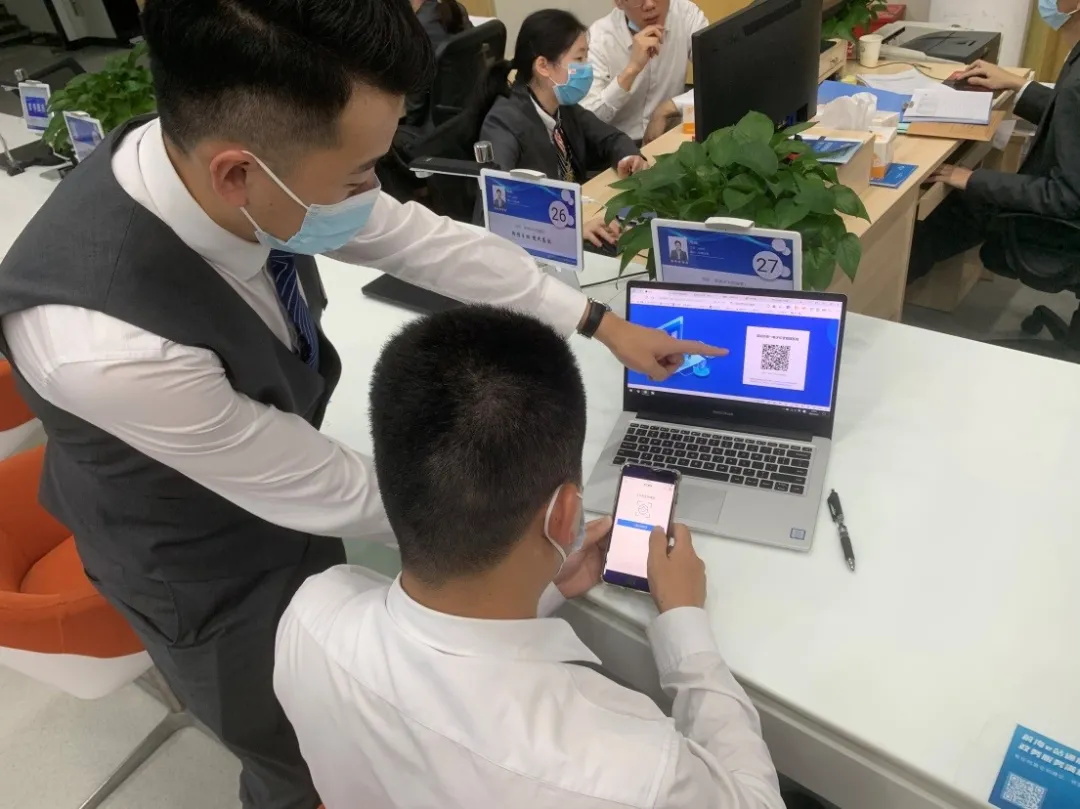 前海e站通工作人员指导电子印章办理及使用流程